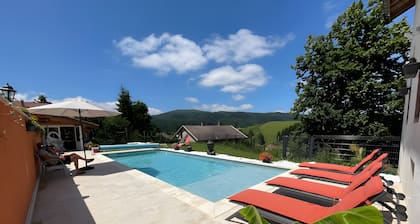 Bed & Breakfast „La Chambre De Jaxel“ mit Bergblick, Gemeinschaftspool und WLAN