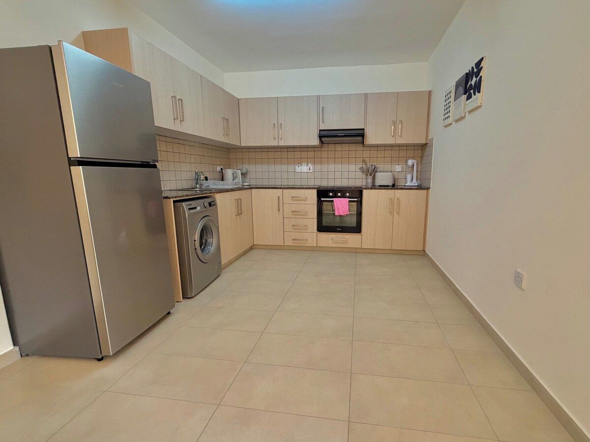 Coffee/tea maker, fridge, oven, stovetop