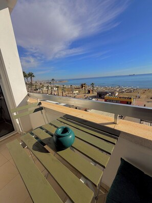 A balcony with a view of the beach and ocean. - Golden Nest by the Sea (Larnaca)