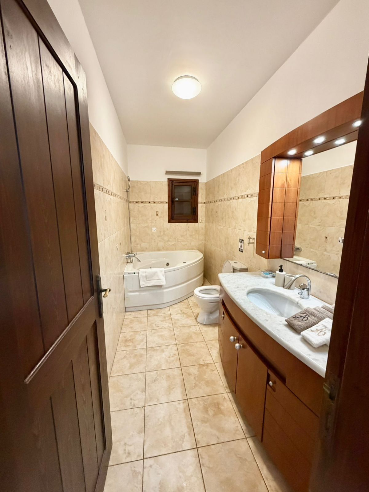 Shower, free toiletries, hair dryer, shampoo
