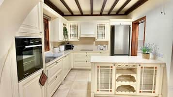 Køleskab, mikrobølgeovn, ovn, kogeplade