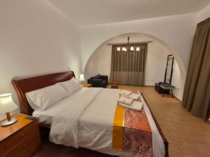 5 bedrooms, iron/ironing board, WiFi, bed sheets