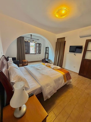 5 bedrooms, iron/ironing board, WiFi, bed sheets