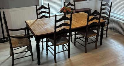 Bright and Cheery 3 Bedroom Home w/Wifi and Laundry