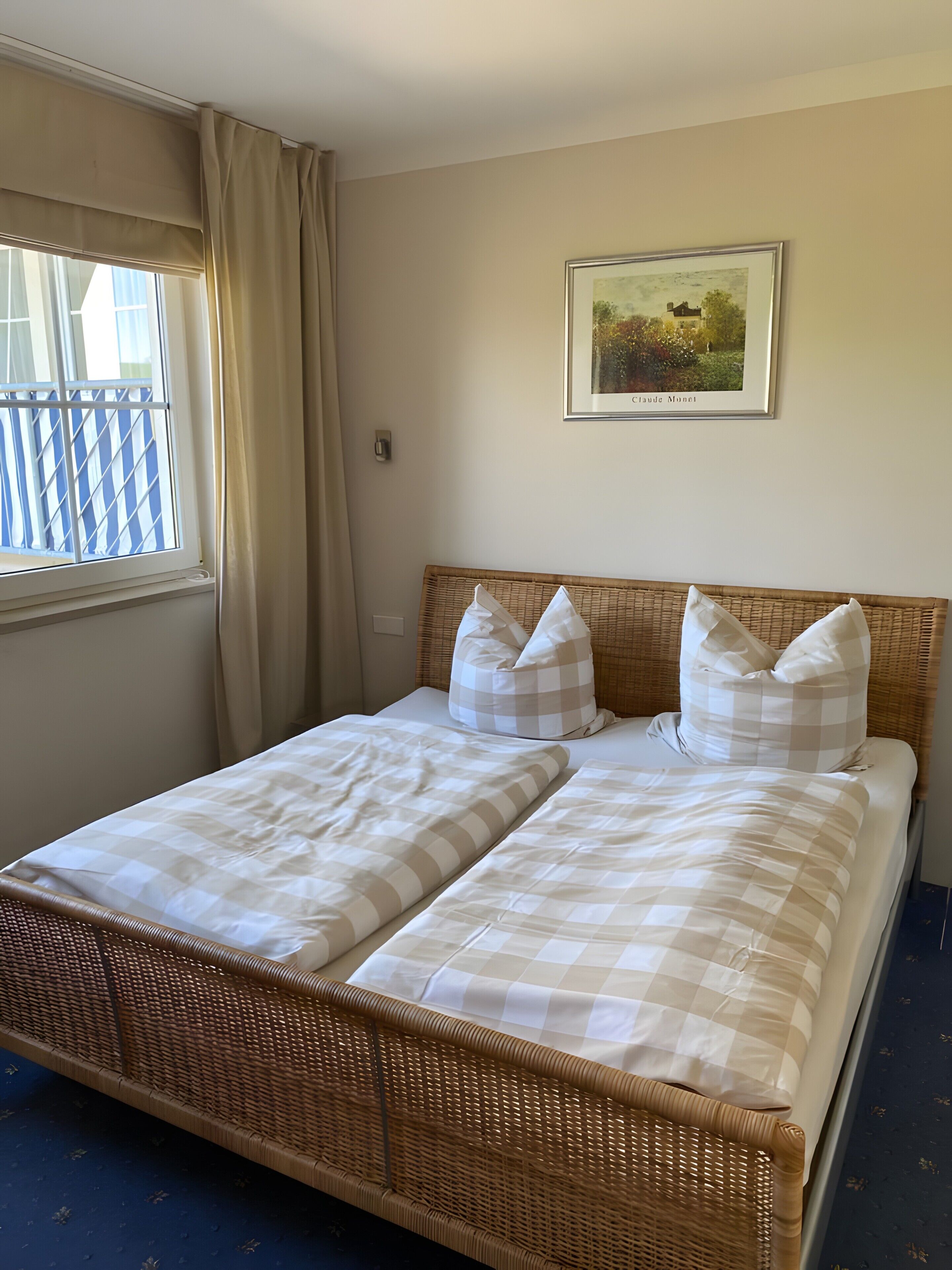 Tabla de planchar con plancha, wifi y ropa de cama 