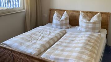 Tabla de planchar con plancha, wifi y ropa de cama