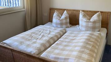 Tabla de planchar con plancha, wifi y ropa de cama