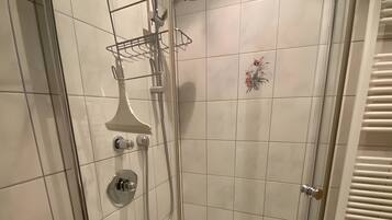 Regadera, secadora de cabello, toallas