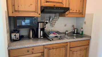 Frigorifero, microonde, forno, piano cottura