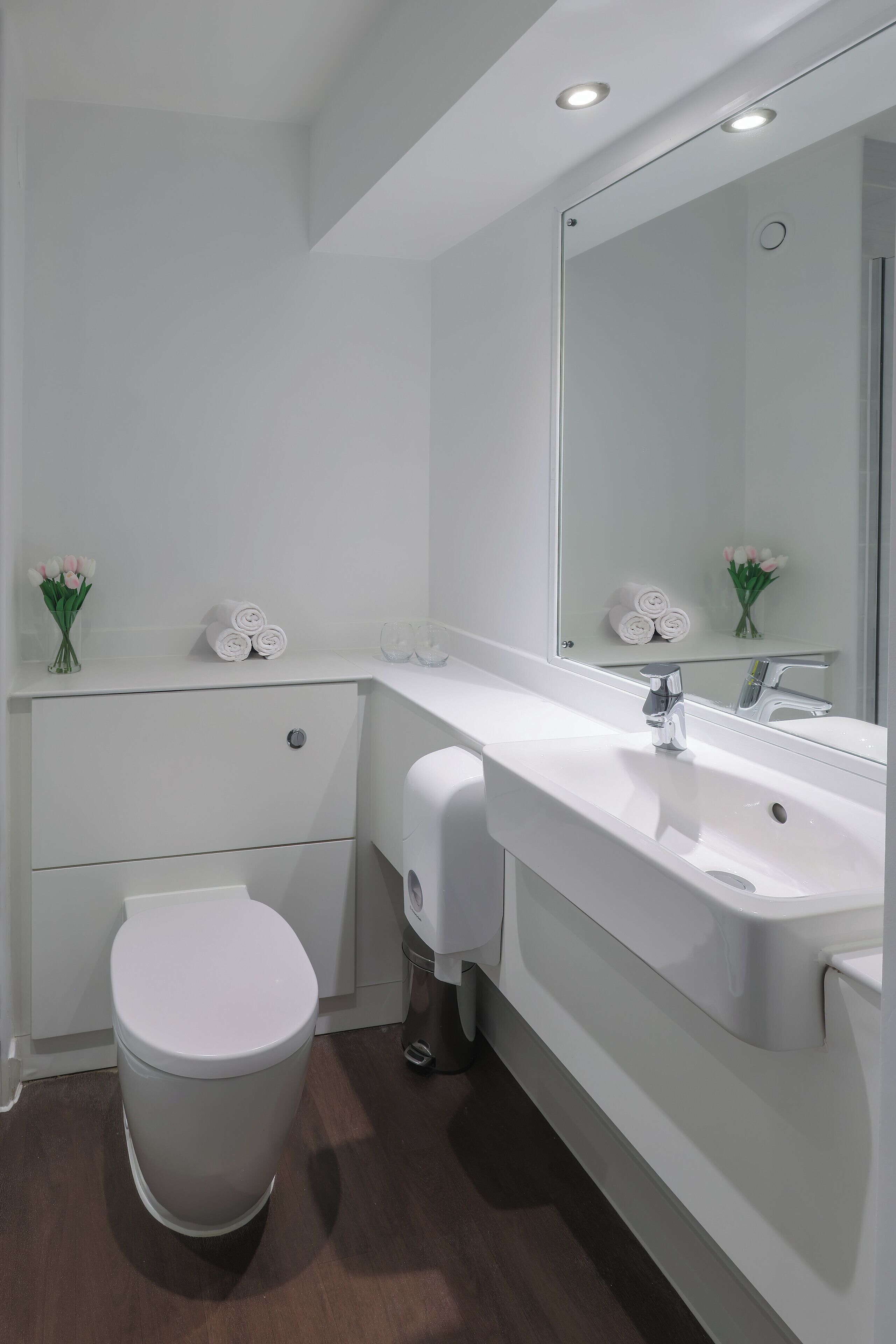 Ducha, secador de pelo, toallas, jabón