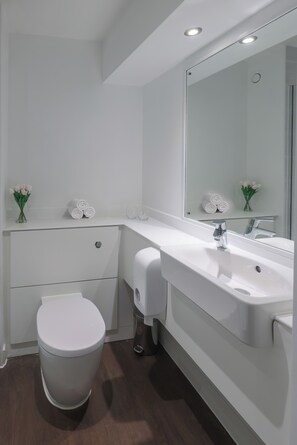 Dusj, hårføner, håndklær og såpe