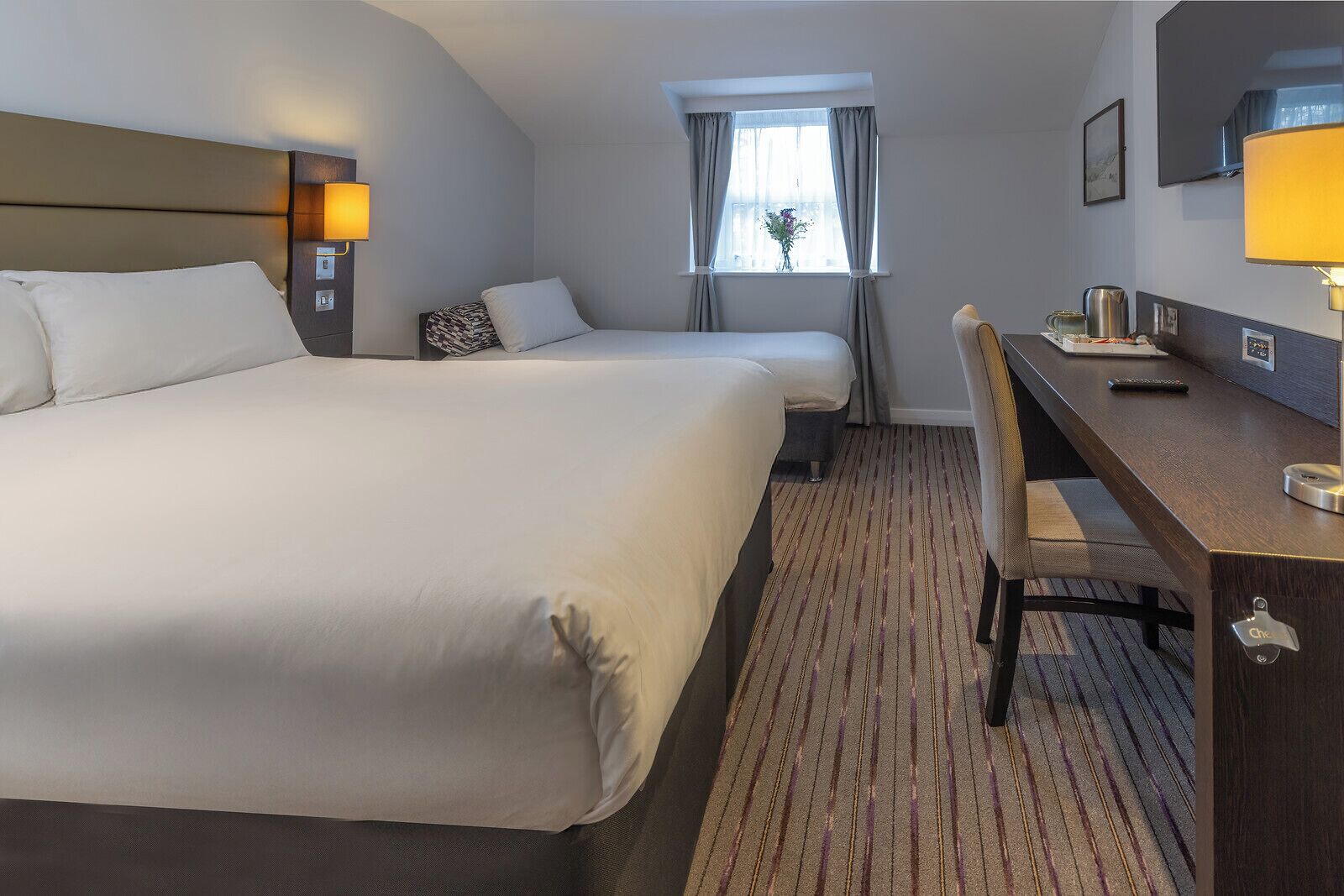 Tremannsrom – basic | Skrivebord, strykejern/-brett og wi-fi (inkludert)