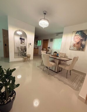 Ein modernes Interieur mit Essbereich, Küche und Wohnbereich.