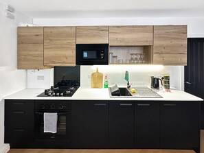 Fridge, microwave, oven, stovetop - Cosy Brontë Country base with fireplace and free parking (Oakworth)