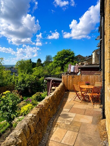 Cosy Brontë Country base with fireplace and free parking