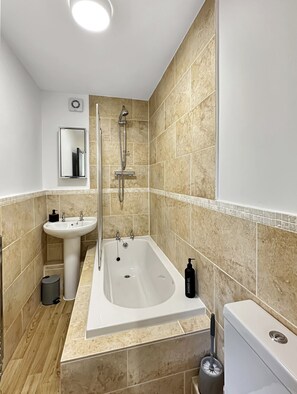 Towels - Cosy Brontë Country base with fireplace and free parking (Oakworth)