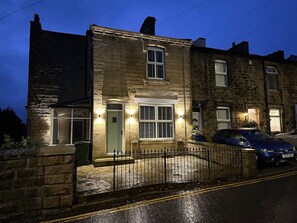 Exterior - Cosy Brontë Country base with fireplace and free parking (Oakworth)