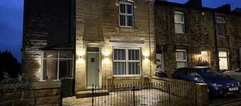 Cosy Brontë Country base with fireplace and free parking