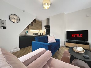 TV, fireplace - Stylish 4-bedroom stay with fireplace, wifi and easy parking (Oakworth)