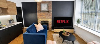 Stylish 4-bedroom stay with fireplace, wifi and easy parking