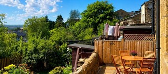 Relaxed Brontë-country base with parking and WiFi