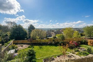 Property grounds - Relaxed Brontë-country base with parking and WiFi (Oakworth)