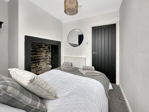 Iron/ironing board, WiFi, bed sheets - Stylish 4-bedroom stay with fireplace, wifi and easy parking (Oakworth)