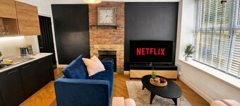 Stylish 4-bedroom stay with fireplace, wifi and easy parking