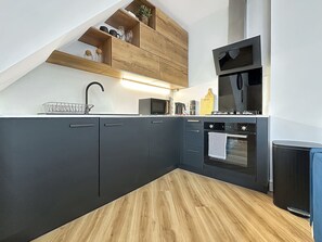 Fridge, microwave, oven, stovetop - Stylish 4-bedroom stay with fireplace, wifi and easy parking (Oakworth)