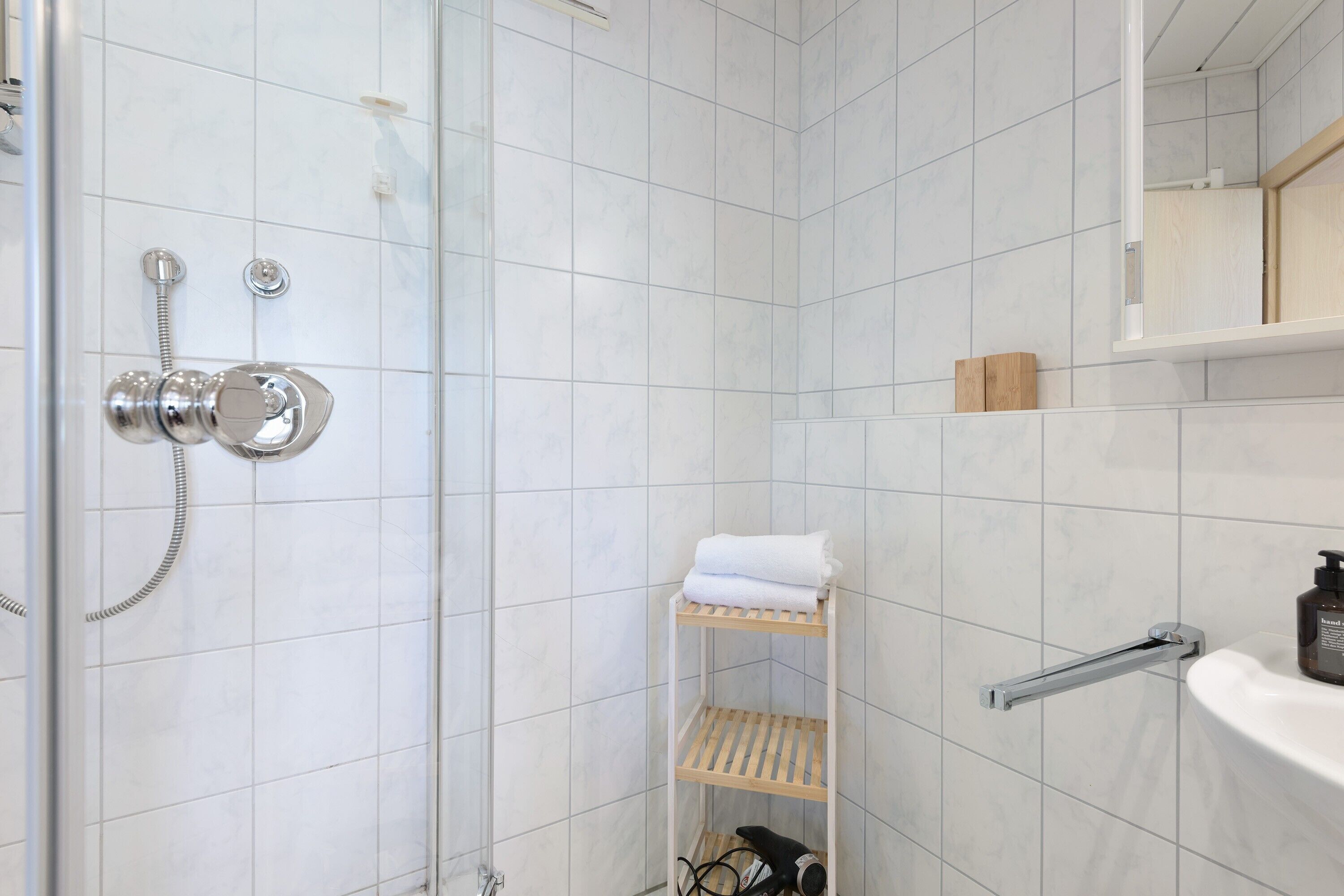 Douche, sèche-cheveux, serviettes fournies