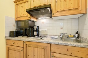 Frigorífico, microondas, horno y placa de cocina