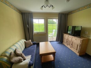 TV - Lake Apartment with Garden View (Spalt)