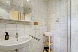Ducha, secador de pelo y toallas