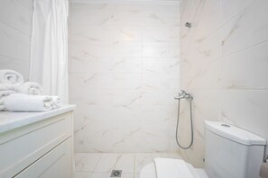 Shower, hair dryer, towels, soap - A private retreat villa with a pool and expansive outdoor space. (Katakali)