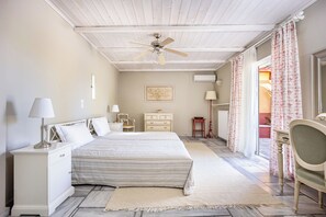 4 bedrooms, WiFi - A private retreat villa with a pool and expansive outdoor space. (Katakali)