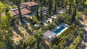 Un vaste domaine comprenant plusieurs bâtiments, une piscine et de vastes espaces verts.