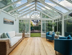 Living area - Relaxed Family Retreat in Kingston (Kingston Upon Thames)
