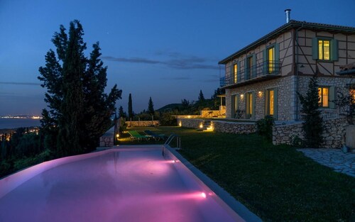 Villa Melivaro : Vue Mer, Piscine Privée et Wi-Fi à Tsoukalades