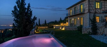 Villa Melivaro: Sea View, Private Pool & Wi-Fi in Tsoukalades