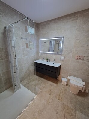 Een haardroger, handdoeken, zeep, toiletpapier