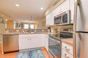 Private kitchen - Fantastic True Blue 2 bedroom golf front condo (Pawleys Island)