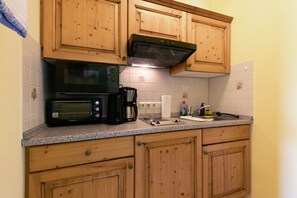 Fridge, microwave, oven, stovetop - Apartment with Garden View (Spalt)