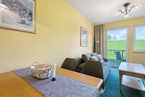 TV - Apartment with Garden View (Spalt)