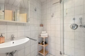 Dusche, Haartrockner, Handtücher