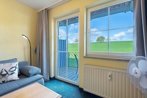 TV - Apartment with Garden View (Spalt)