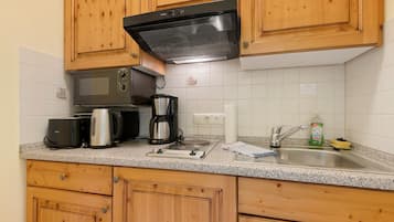 Wasserkocher mit Kaffee-/Teezubehör, Kühlschrank, Mikrowelle, Ofen