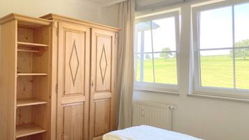 Silitysrauta/-lauta, Wi-Fi, vuodevaatteet