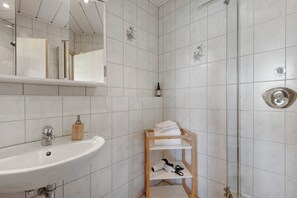 Dusj, hårføner og håndklær