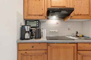 Refrigerador, microondas, parrilla de estufa y cafetera y tetera 