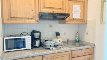Fridge, microwave, stovetop, coffee/tea maker